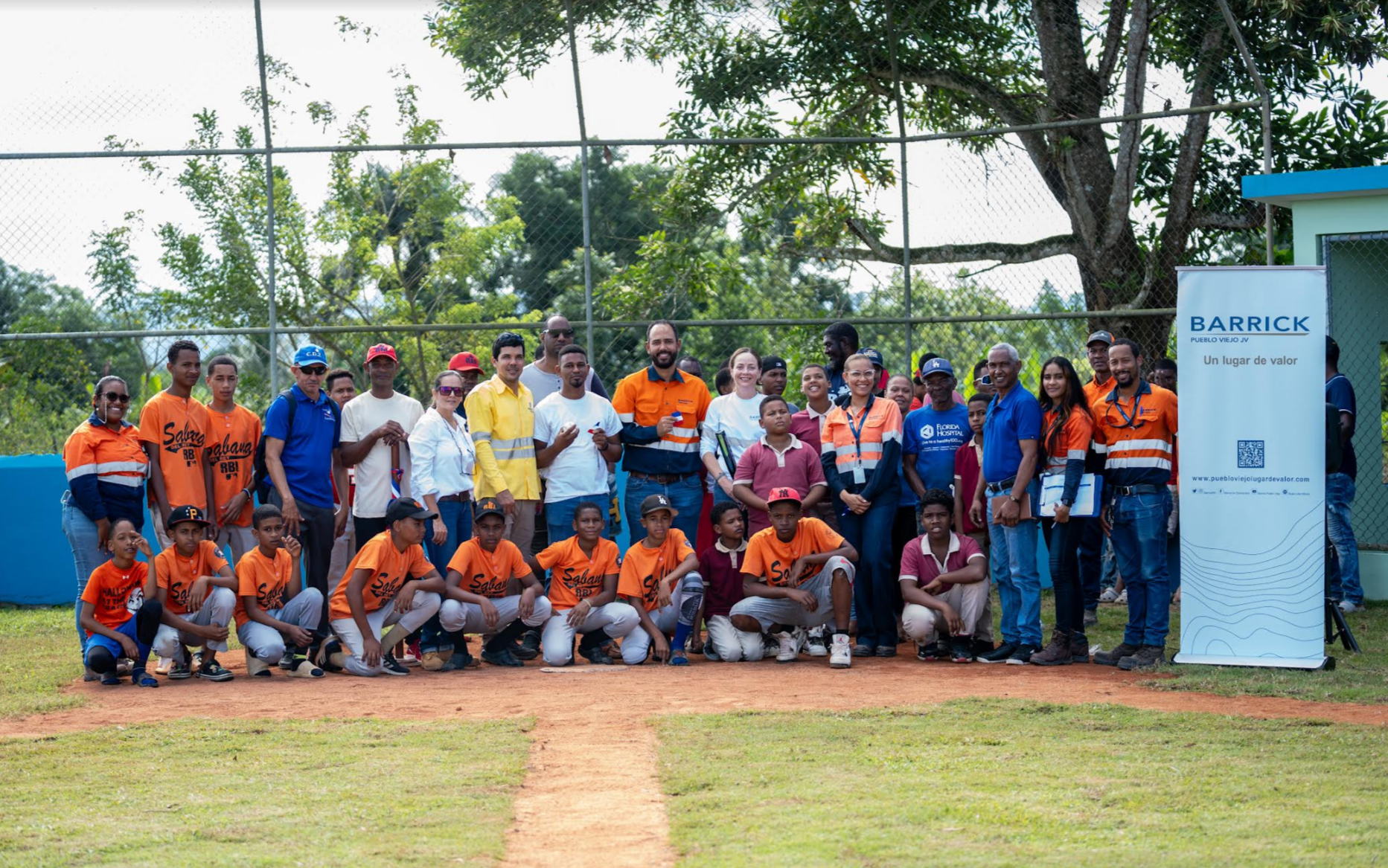 Barrick Pueblo Viejo entrega campos de béisbol a comunidades Sabana del Rey y El Limpio