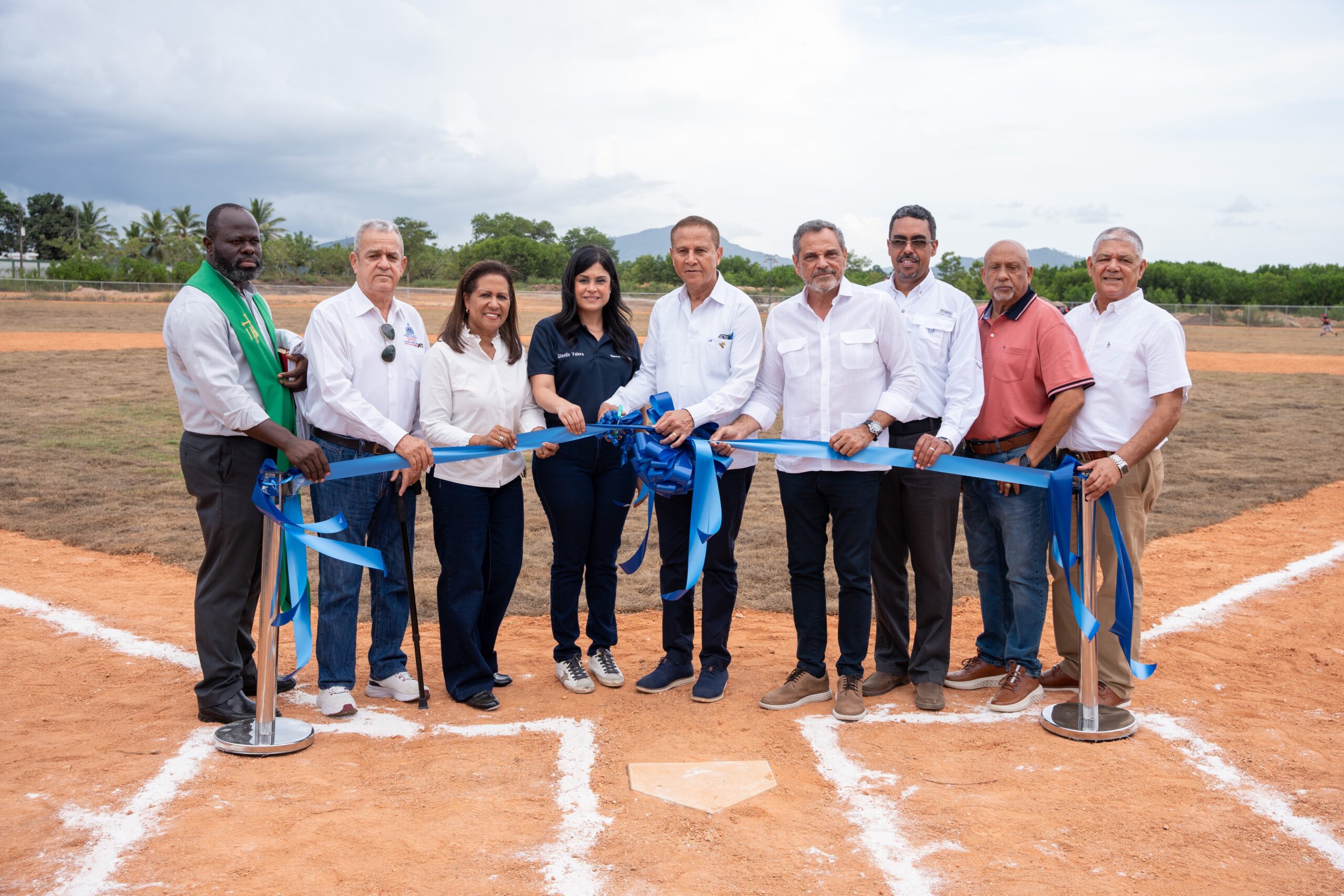 El proyecto Nuevos Horizontes sigue creciendo: entregan segundo salón comunal y campo de béisbol