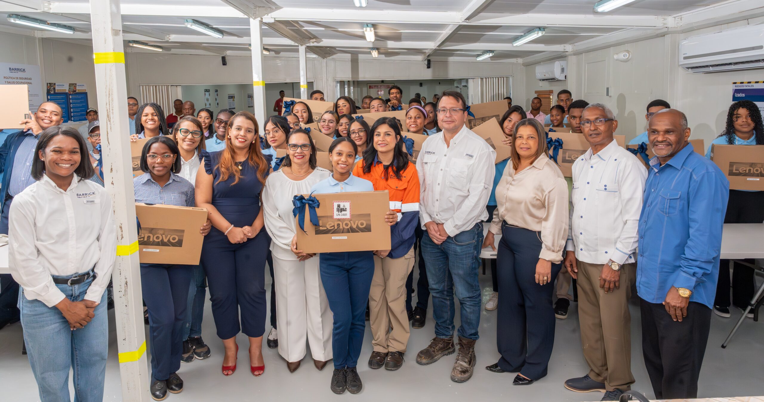 Barrick Pueblo Viejo impulsa el talento joven con la quinta entrega de acreditaciones de su Programa Crédito-Beca