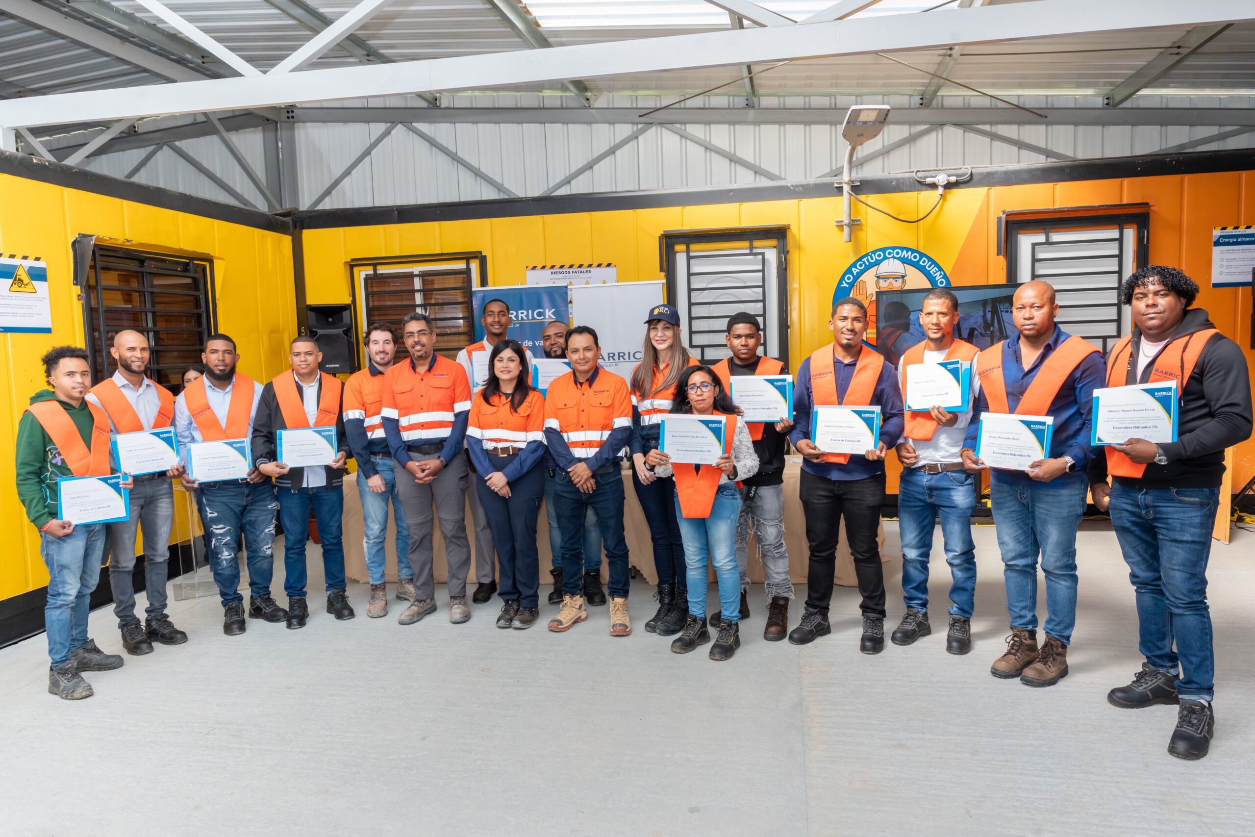 Barrick Pueblo Viejo gradúa el primer grupo de operadores del programa de entrenamiento comunitario en maquinaria pesada