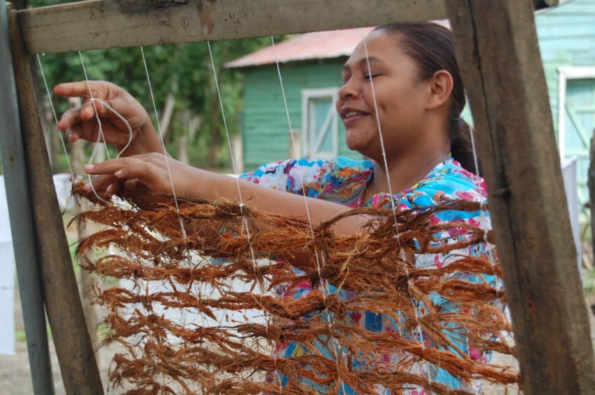 Mantas de coco: un proyecto que impulsa la economía comunitaria
