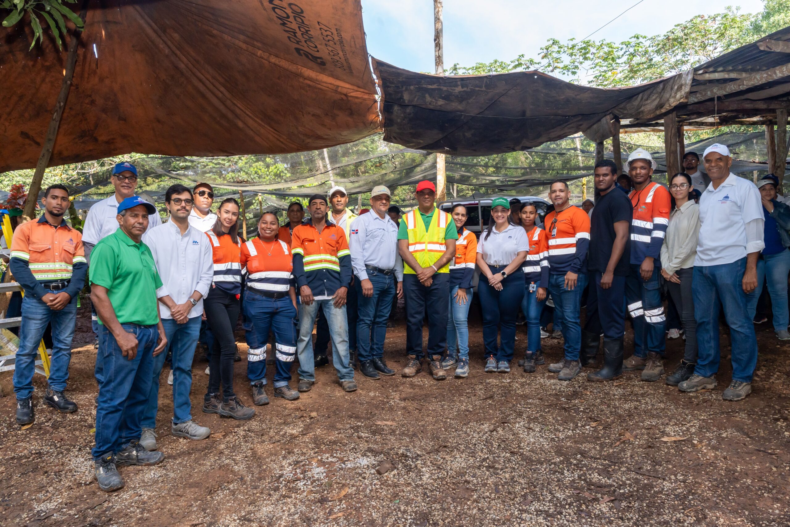 Barrick Pueblo Viejo y la Dirección General de Minería impulsan jornada de reforestación en Arroyo Vuelta