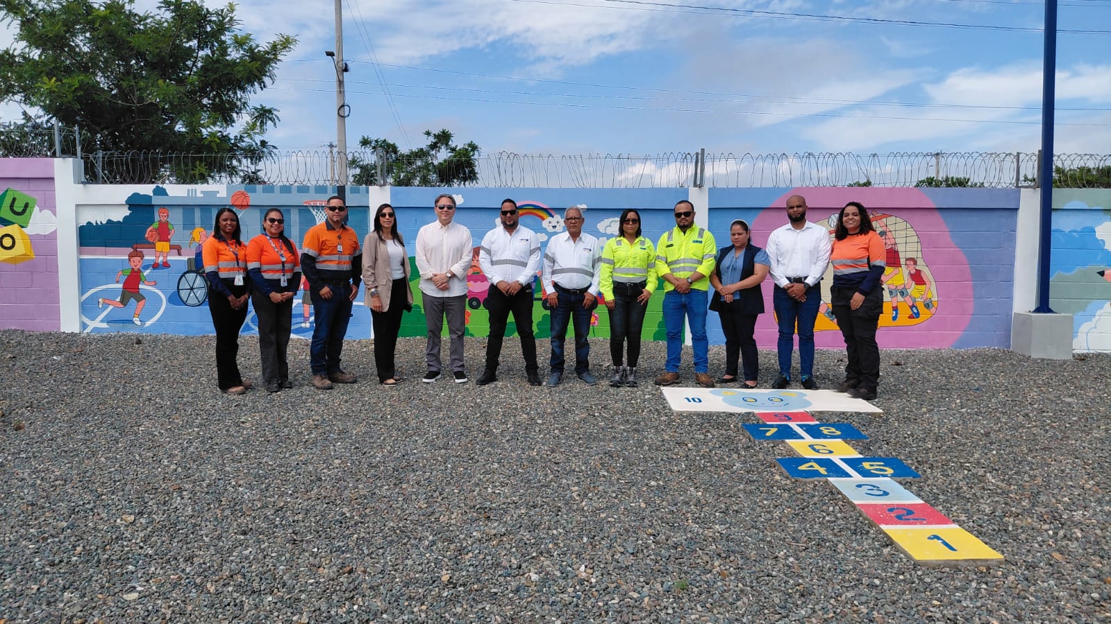 Empresas contratistas y artista local entregan murales al Centro Educativo Nuevos Horizontes