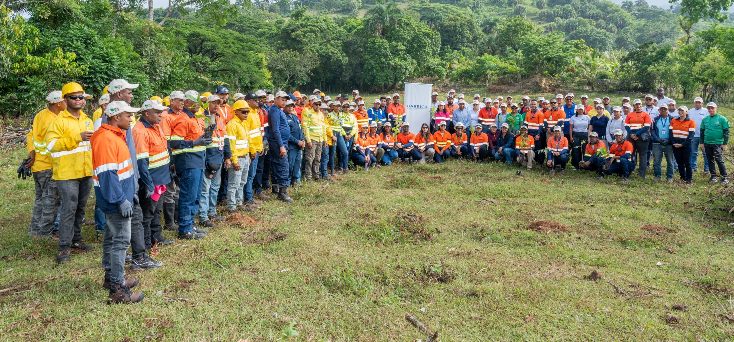 Barrick Pueblo Viejo impulsa la restauración de ecosistemas con la siembra de 1,500 plantas en Hatillo