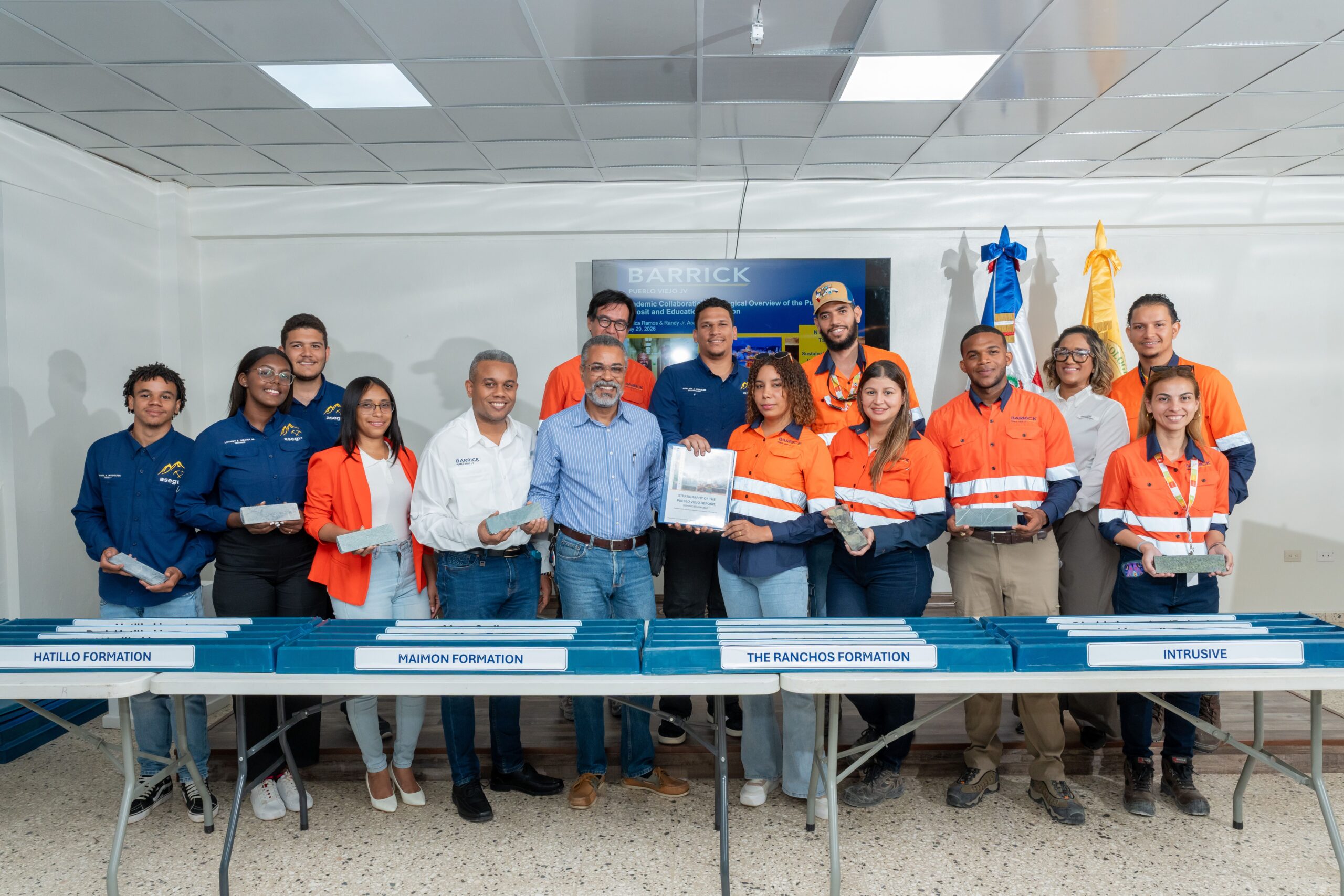 Barrick Pueblo Viejo fortalece formación práctica de estudiantes de Geología de UTECO con donación técnica especializada