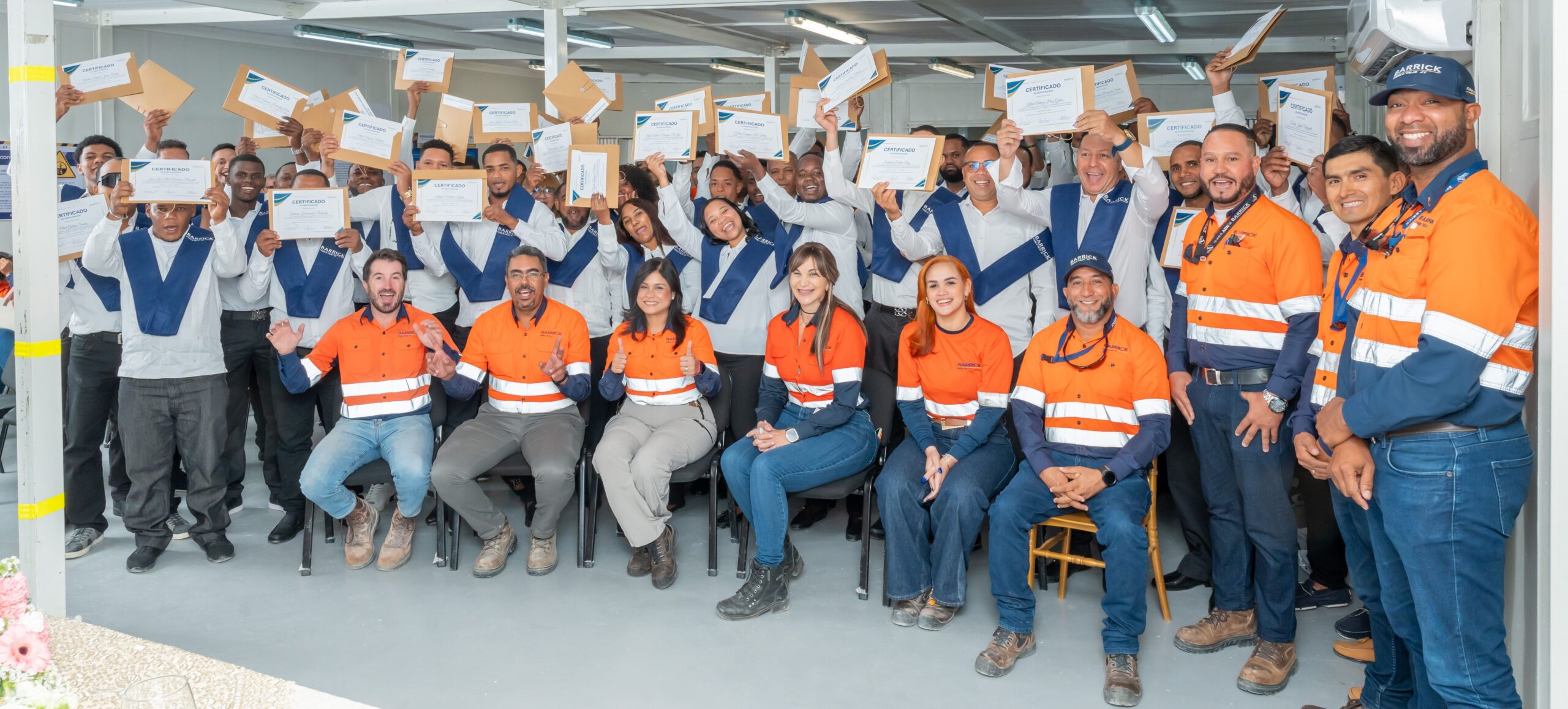 Barrick Pueblo Viejo gradúa a 57 operadores comunitarios y consolida su apuesta por el talento local