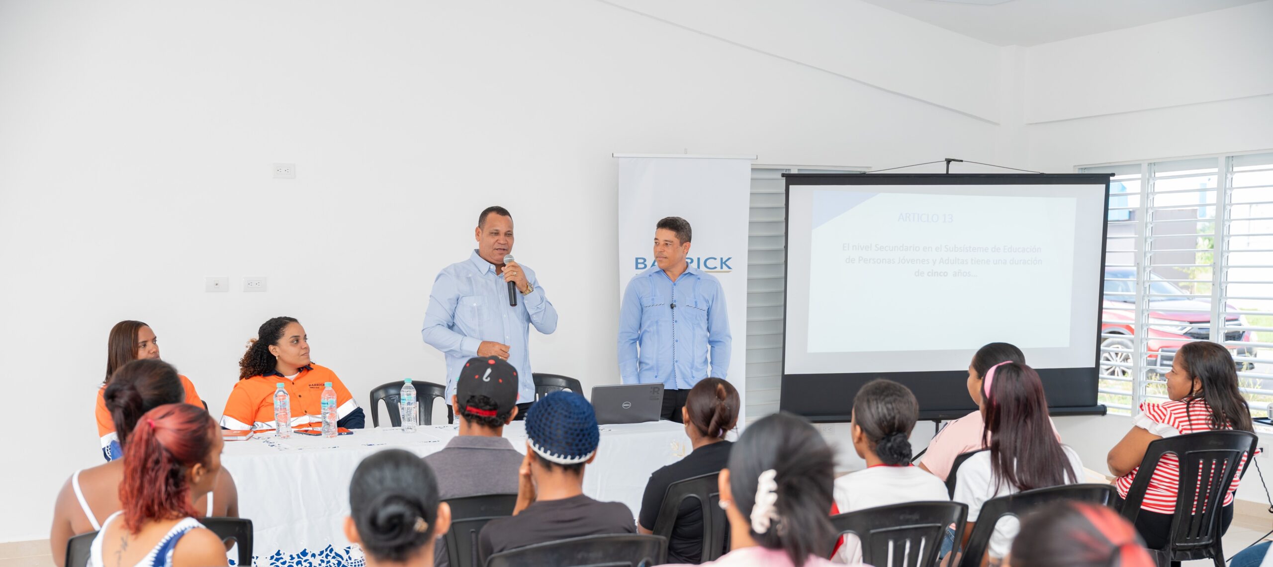 Más de 200 jóvenes y adultos se benefician del programa de alfabetización y continuidad educativa impulsado por Barrick Pueblo Viejo